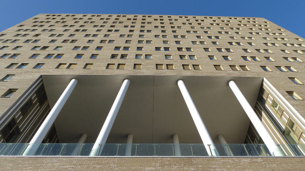 De Kameleon Karspeldreef Amsterdam pilaren