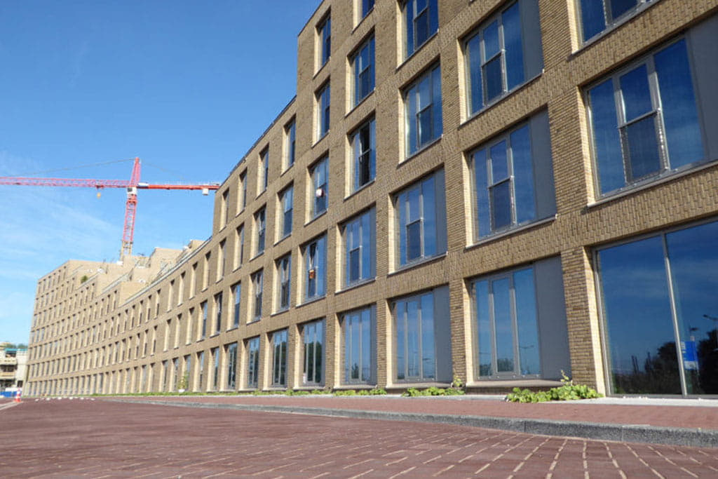 Gevel met grote puien en licht metselwerk