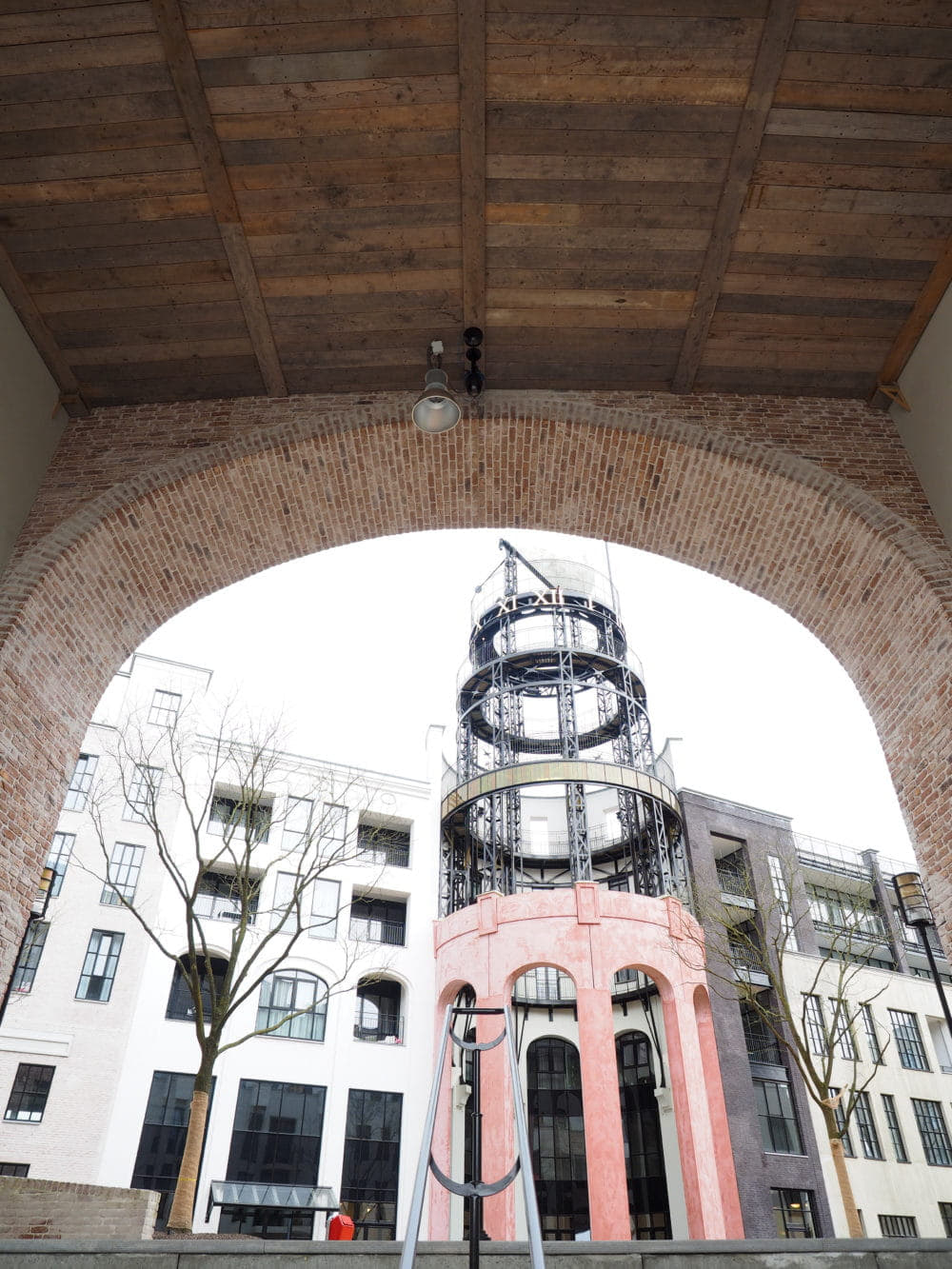 Zicht op boog of poort van het Maankwartier in Heerlen