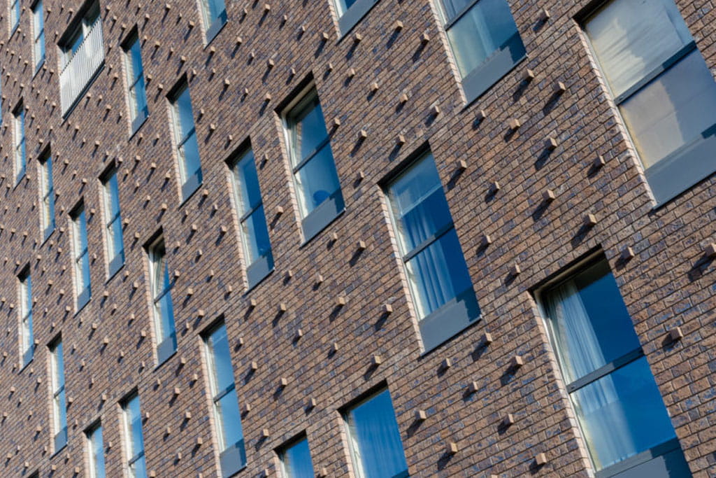 Gevel met uitstekende elementen bij Kop van Oost in Groningen