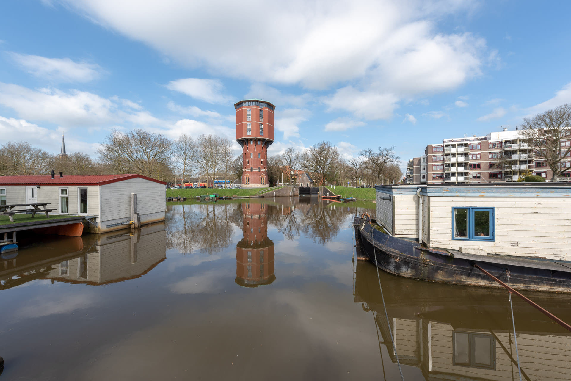 Zwolse Watertoren met gracht op voorgrond