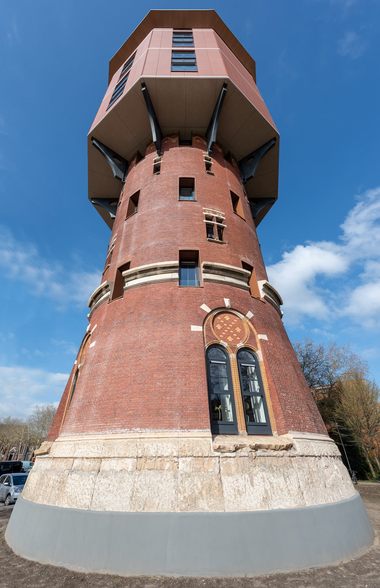 Zwolse Watertoren van onderen gefotografeerd met een blauwe lucht