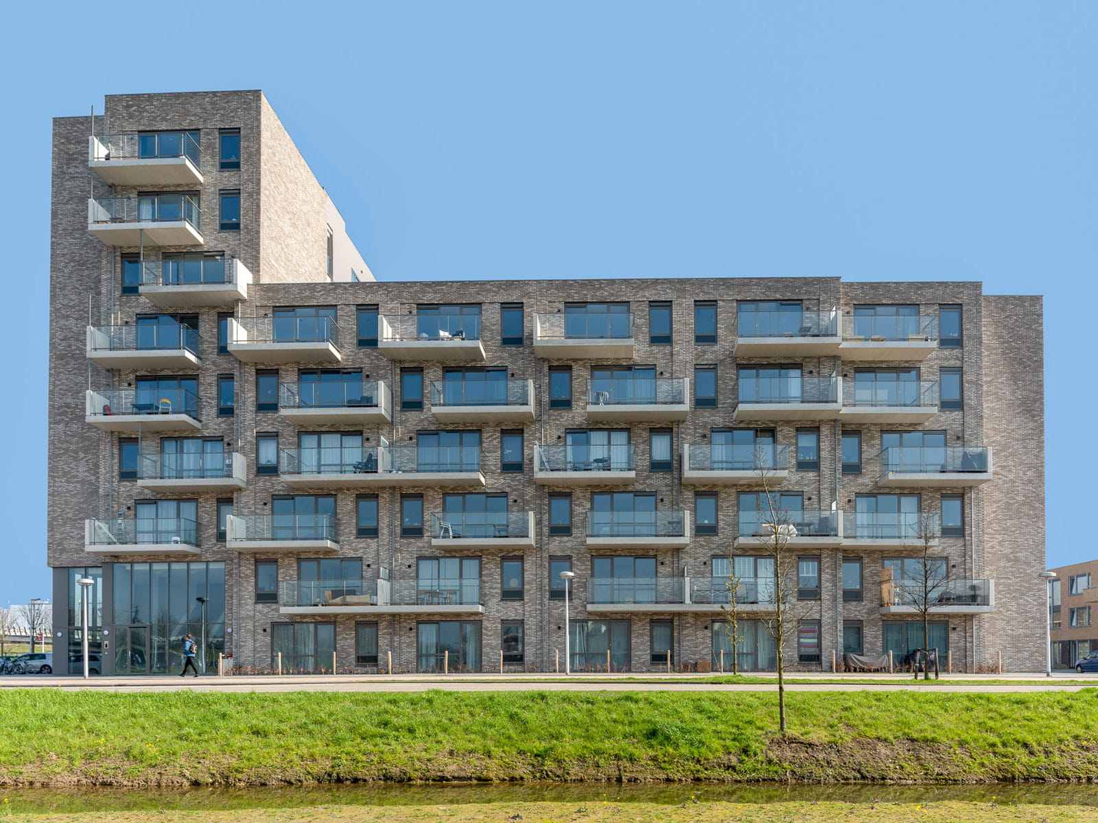Gebouw met lichte stenen tegen een blauwe lucht
