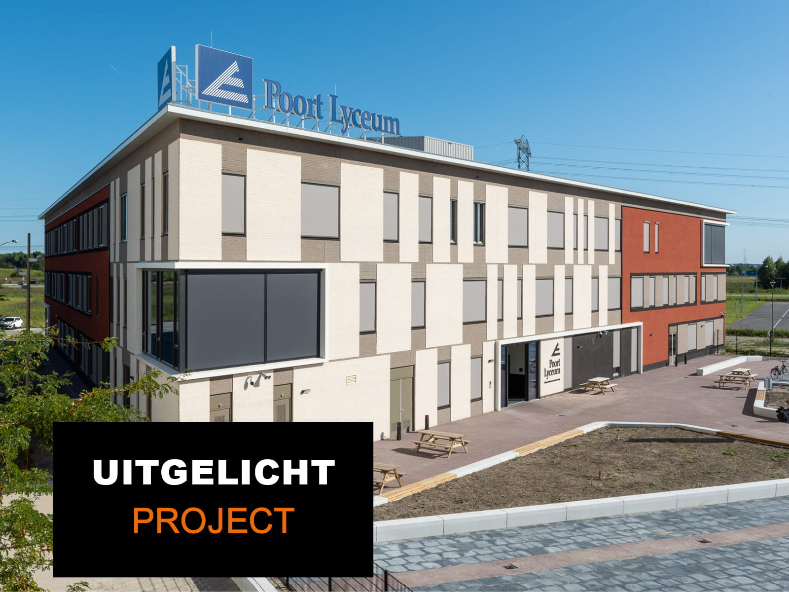 Gebouw met witte en rode vlakken tegen een blauwe achtergrond