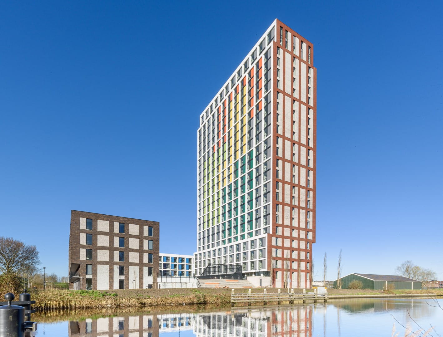 Toren met gekleurde gevel tegen een blauwe lucht