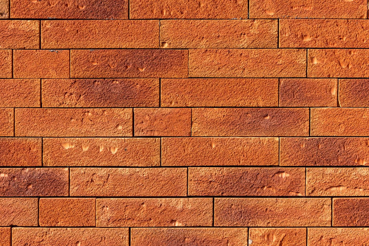 detail van gevel met steenstrip