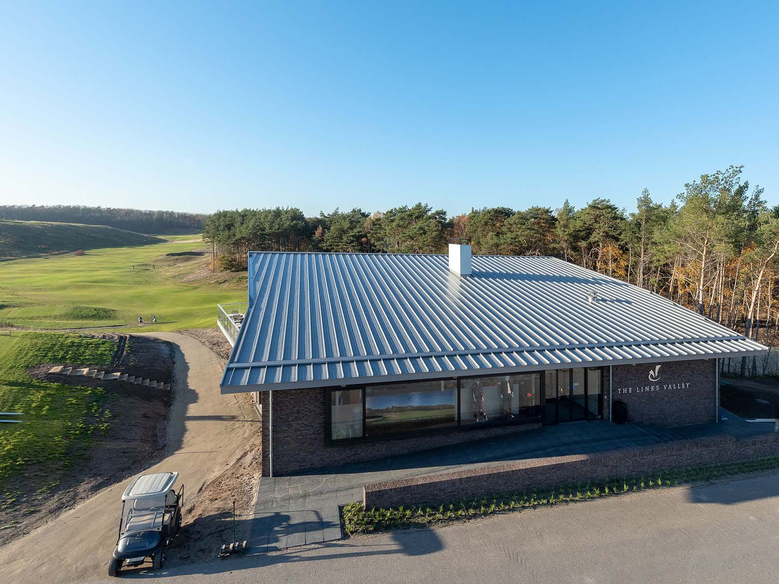 Dak van een gebouw op een golfbaan in het groen