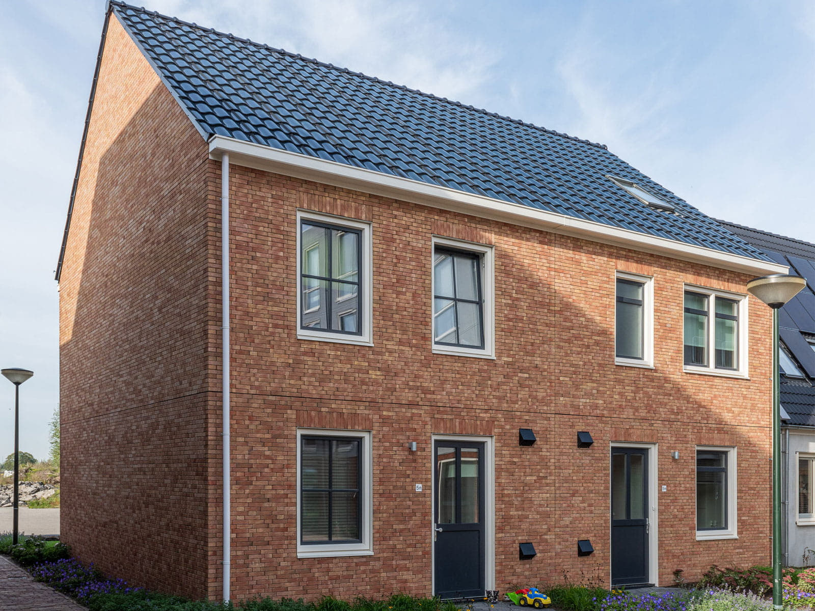 Twee onder een kap woning op de Loskade in Groningen waar een dakpan van zonnepanelen is gebruikt van Aberson