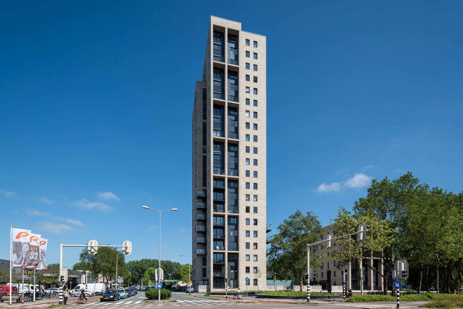 hoge lichte smalle toren