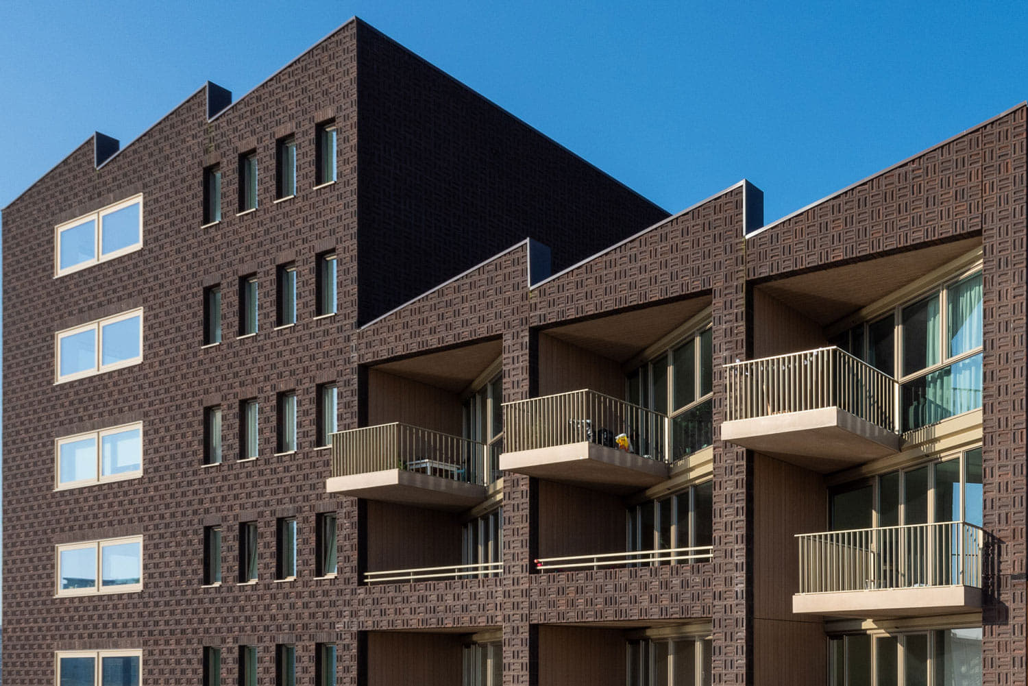 Dok7 met bruine steen en lichte balkons