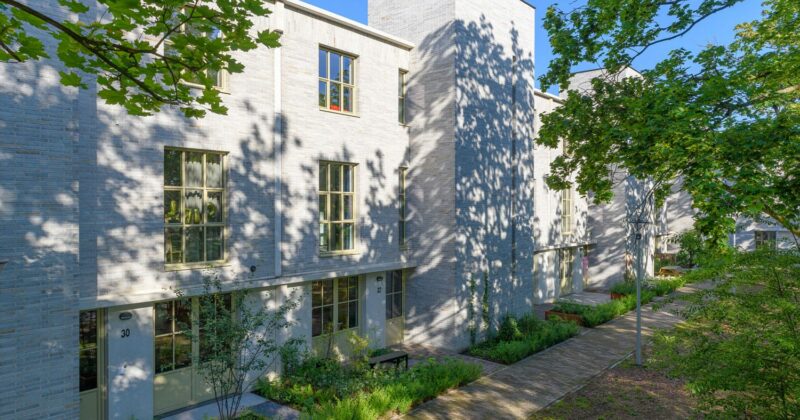 Strijp R rij woningen van Hilberink Bosch architectenmet lichte steen en wandelpad ervoor