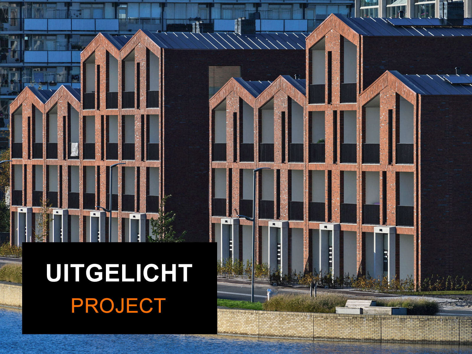 Pakhuisachtig gebouw met roodbruine bakstenen