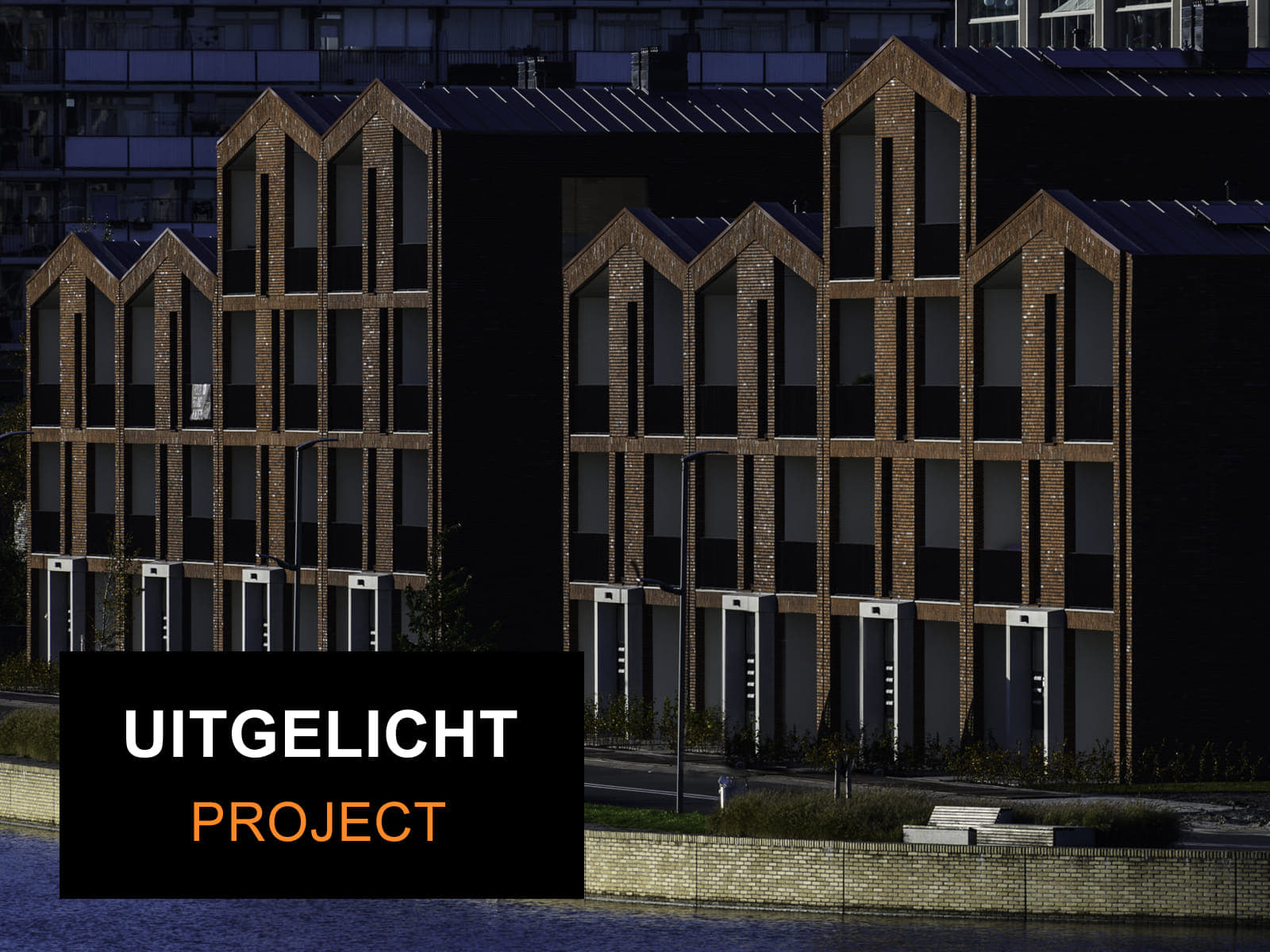 Pakhuisachtig gebouw met roodbruine bakstenen