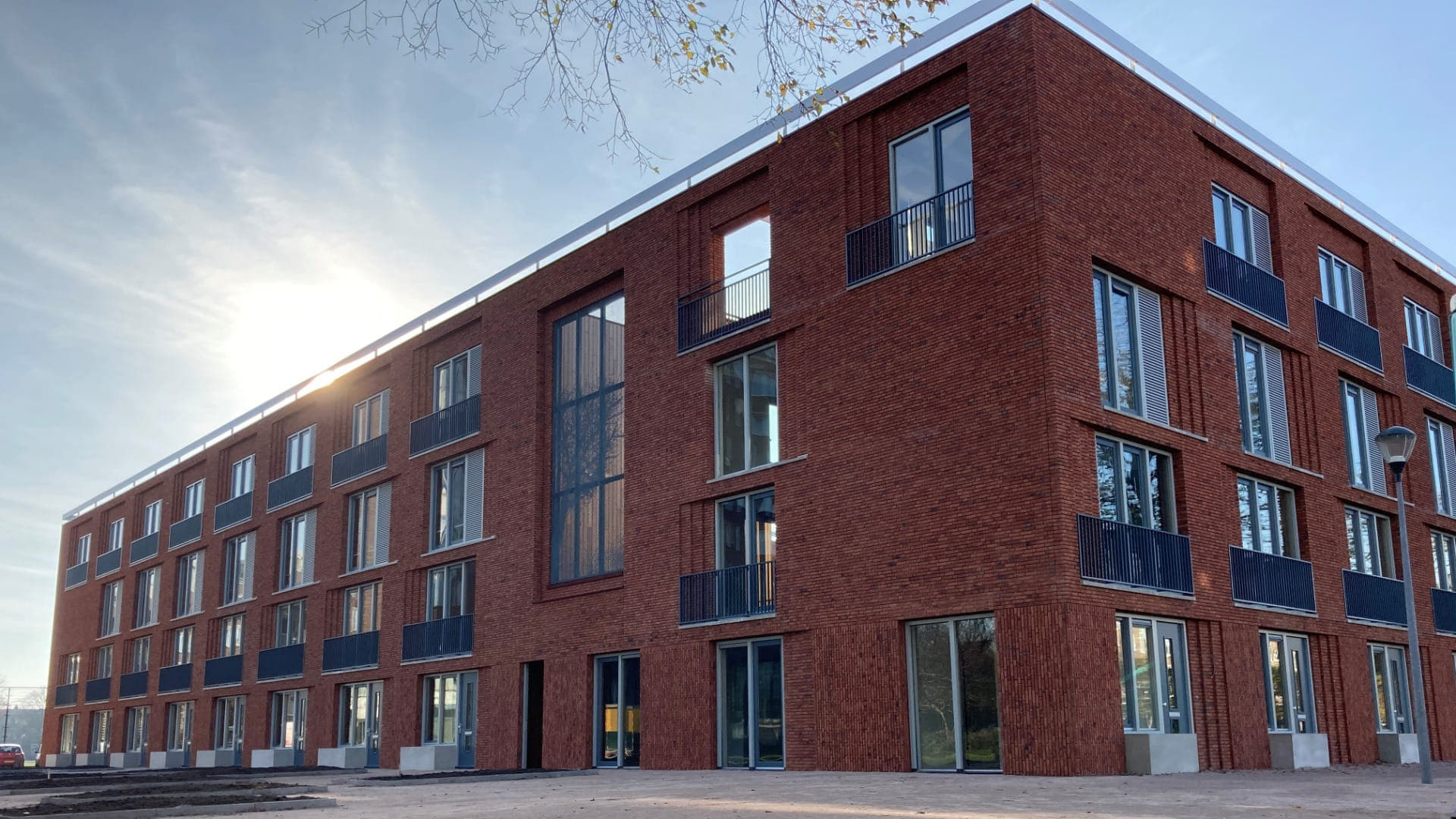 Overzicht van de hoek van een gebouw, gemaakt van prefab metselwerk