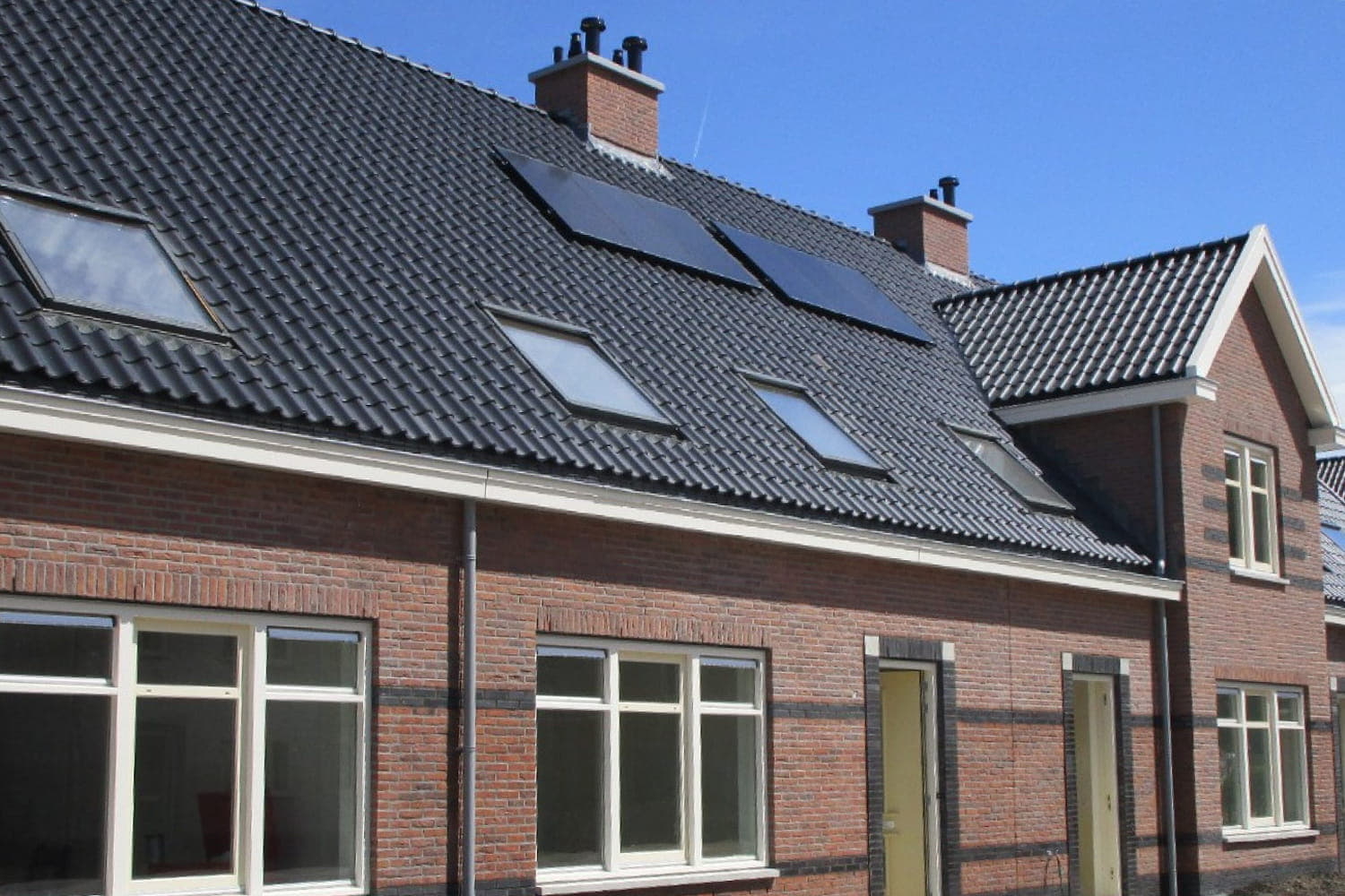 Dak met kleine zwarte dakpannen