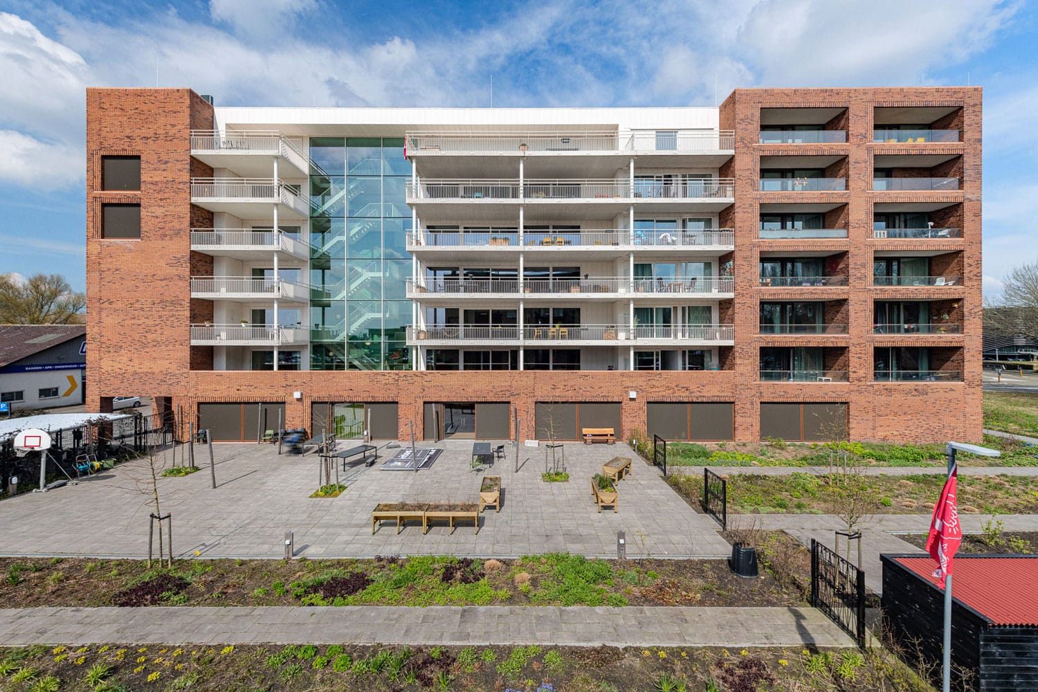 Gevelstenen leeuwarden bij een groot gebouw in warme kleur
