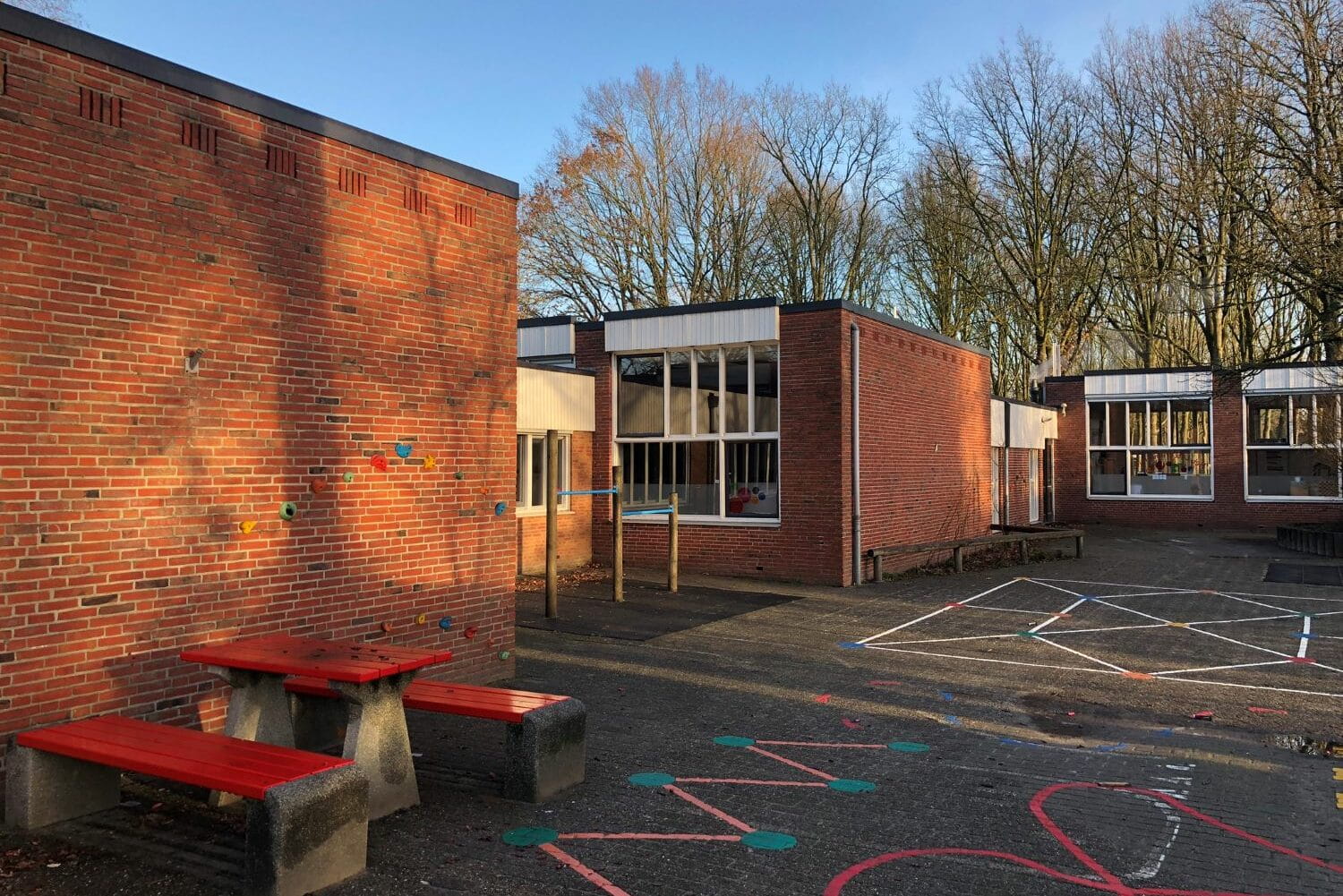Schoolgebouw uit de jaren 70 met rode bakstenen