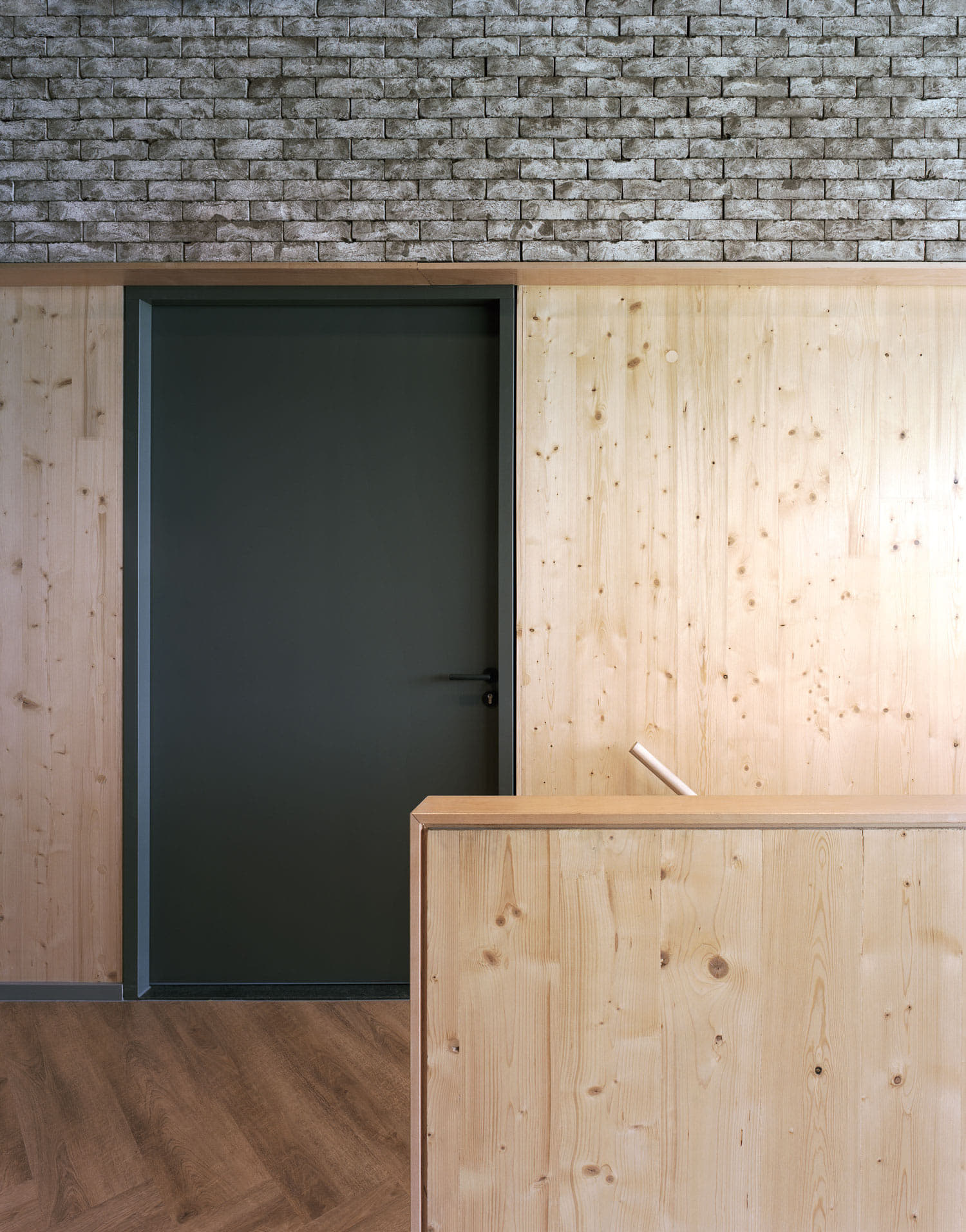 Circulair gevelsysteem Facadeclick binnen met hout gecombineerd