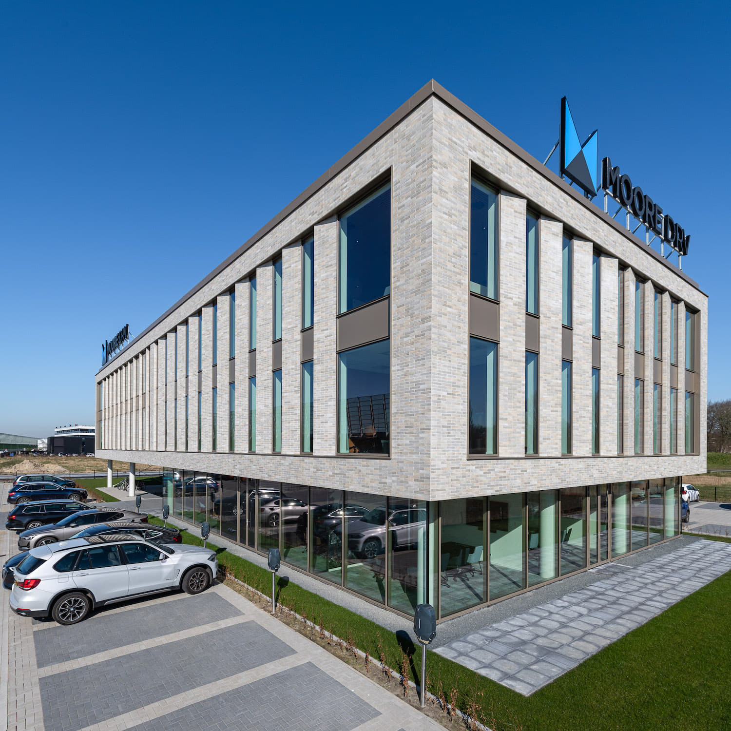 Hoek van een gebouw met een lichte keramische gevel