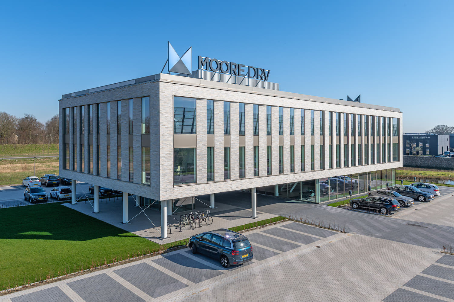 Overzicht van het hele gebouw met keramische gevelbekleding