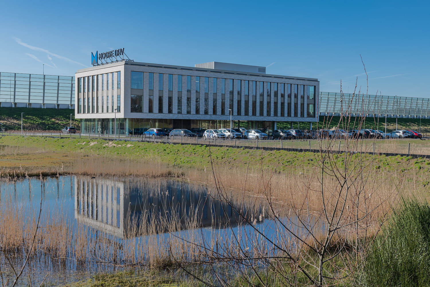 Gebouw met steenstrip langs de snelweg